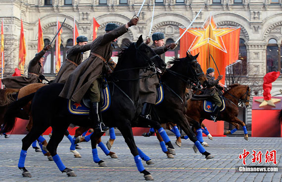 当地时间11月7日，俄罗斯首都莫斯科红场举行了盛大阅兵仪式，纪念1941年11月7日的红场阅兵69周年。