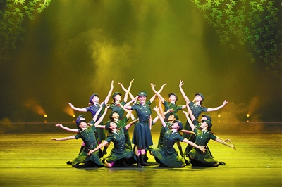 王 涛摄空军文艺战士表演的舞蹈《爱在抖天.