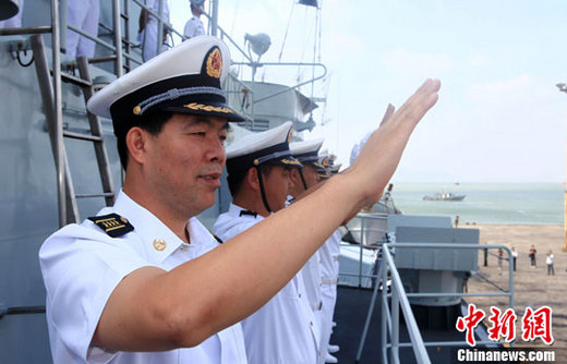中越人员在中方军舰上合唱友谊天长地久等歌曲