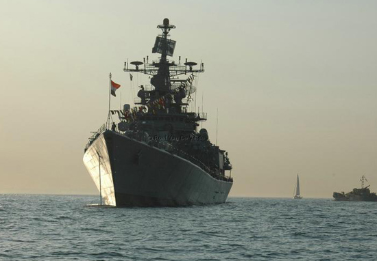 资料图：印度海军德里级驱逐舰海上巡航