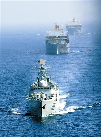 中国海军首批护航编队"武汉"舰在为商船护航. 特约记者李 唐摄