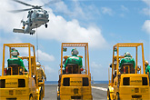 海鹰直升机为航母进行补给