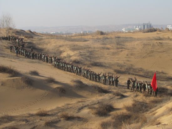 在沙漠中穿行 图片来源:人民武警报