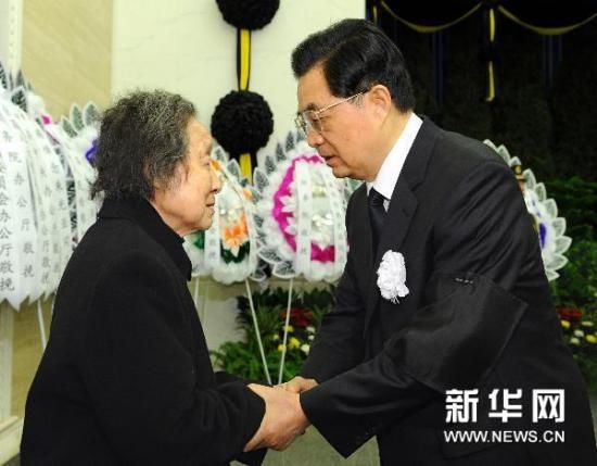 胡锦涛与朱光亚亲属握手，表示深切慰问。新华社记者 饶爱民 摄 