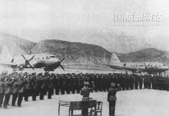 1956 年 3 29 in trials base - Xining Airport Xining from the command post Wangzheng Chen, Han Lin, who led the trials oath table determination.