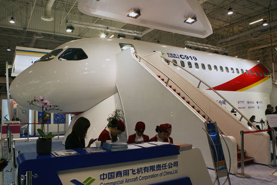 6月20日，在巴黎航展上亮相的中国自主研制大型客机C919样机。这也是C919大型客机1：1展示样机(机身前段)首次在国际最具影响力的航展上亮相。新浪航空 门广阔 摄