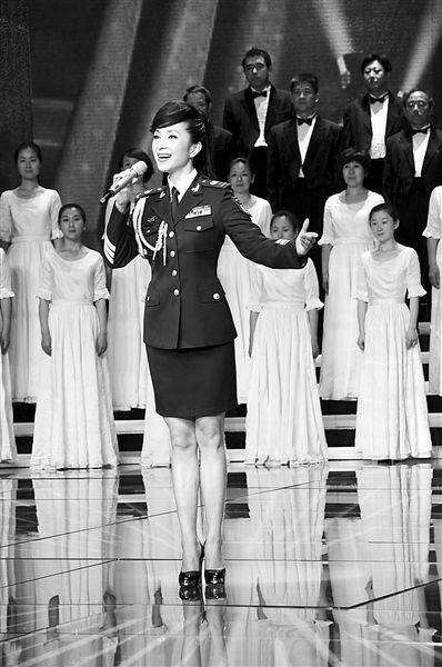 汤灿穿上军装祝福祖国_新浪军事_新浪网