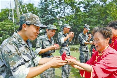 20多年来徐州驻军眼中最动人的身影-- 老妈妈服