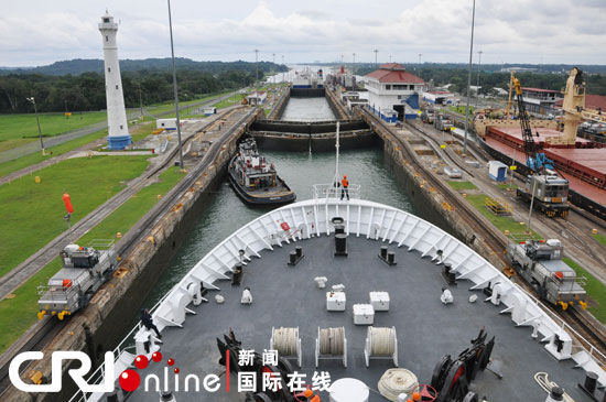 当地时间10月16日，正在执行“和谐使命—2011”任务的中国海军“和平方舟”号医院船正在通过巴拿马运河的最后一道船闸加通船闸。肖中仁摄