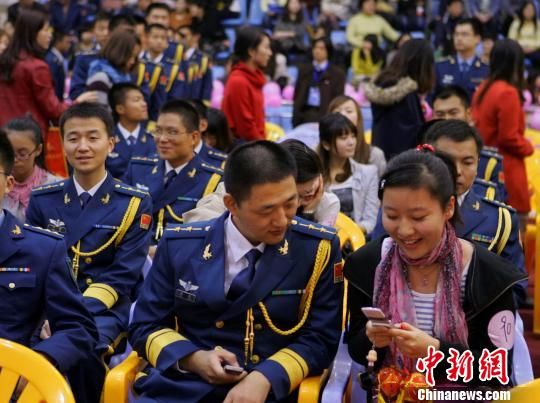 武汉举办军旅姻缘会百名单身军官与女青年相亲