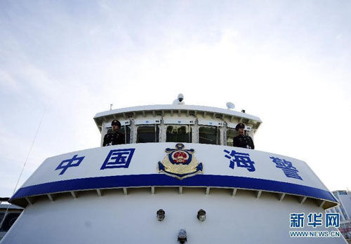 11月8日，两名海警官兵在海警21002巡逻舰上执勤。