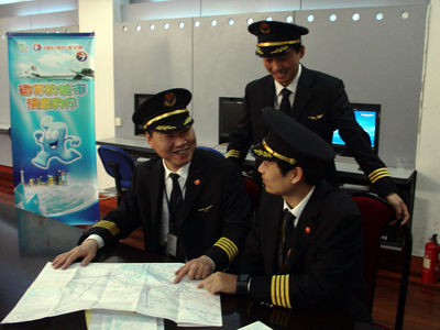 在东航招收2012年度飞行员公告上明文
