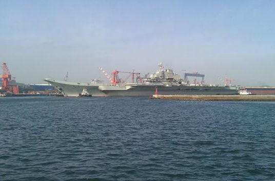 11月29日，中国首艘航母平台再次出港试航