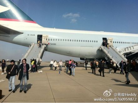 上海飞香港航班起飞前冒烟乘客从滑梯撤离