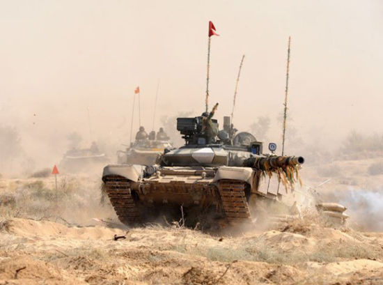 资料图：印度进口的俄制T-90主站坦克参加演习
