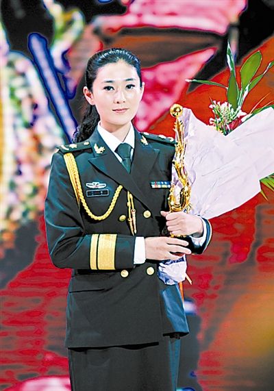 采访八一电影制片厂青年女演员马以,努力地寻觅一个词去形容她