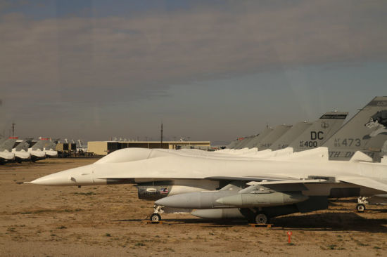 资料图：美国亚利桑州封存的美军退役F-16战机