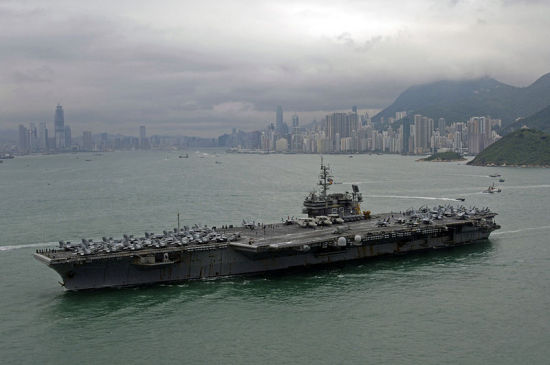 资料图：美国海军小鹰号航母2008年访问香港。