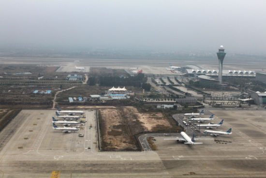 白云机场年吞吐量超4500万 拟新建跑道及航站