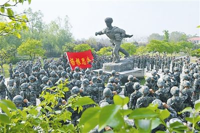 每逢执行大项任务,"杨根思连"都要组织官兵在杨根思雕像前召开誓师