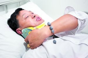 旅客凌先生颈椎骨折，昨天在长宁区中心医院留院观察。早报记者 杨一 图
