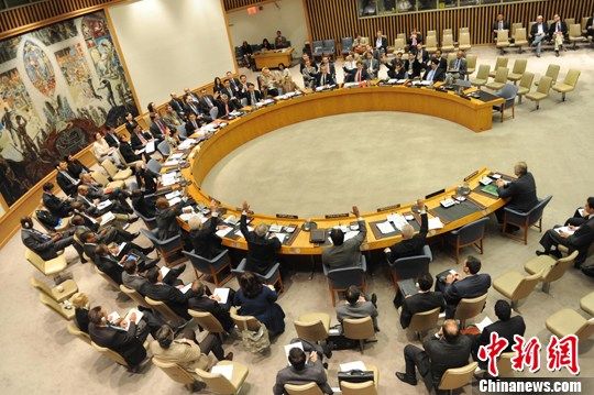 联合国安理会21日一致通过决议，决定设立联合国叙利亚监督团（联叙监督团），初期部署300名非武装军事观察员，最初任期为90天。中新社发 孙宇挺 摄