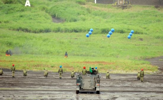 ����ͼ��2011��8��23�գ����ձ�2011��ȸ�ʿ�ۺϻ�����ϰ�У�������ʿ��������ǹ������ݡ� ��Ӱ���»������ ������