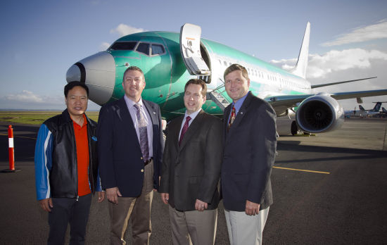 三星电子公司的J.J. Choi、BBJ总飞行师Ren e Gonzalez、Matt Coleman机长和波音公务机总裁史蒂夫・泰勒创造了新的“认定航线 上飞行速度”世界纪录，他们驾驶一架新BBJ不经停 从洛杉矶飞到新西兰城市奥克兰。