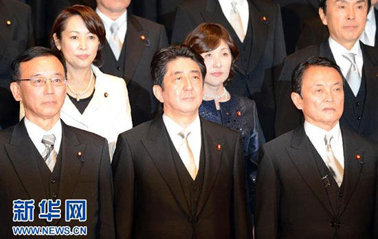 12月26日,在日本东京首相官邸,日本新任首相安倍晋三(前排中)与内