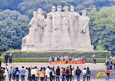 3月30日,市民,学生来到南京雨花台烈士陵园,在雨花台烈士群雕前开展