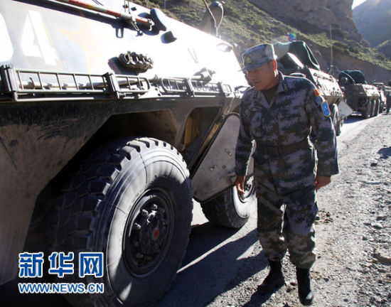 长途行军途中小休息时，团长赵勇挨个检查车辆。