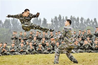 9月12日,济南军区某师侦察营新兵连大学生新兵由心铭(左),主动向新兵