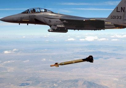 ����ͼ��F-15EͶ��GBU-28ը��