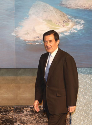 马英九5日出席“2014年东海和平论坛”时表示,台海和平是东亚稳定繁荣的基石。 (台湾“中央社”)