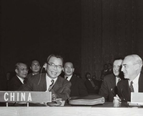 资料图：1955年，联合国大会上，中国代表蒋廷黻（左）与法国代表赫夫·阿尔方德交谈，这次大会上，蒙古申请加入联合国，蒋介石坚决投出了反对票。