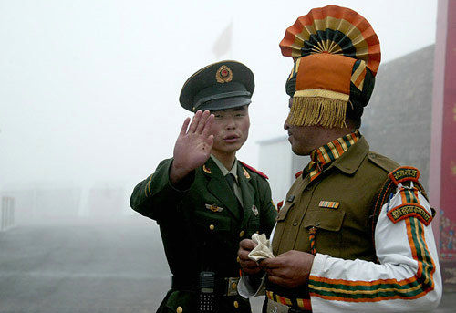 资料图：一名中国士兵和一个印度士兵站在中印边境的古乃堆拉山口。