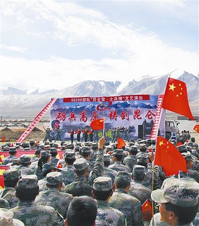 以"昆仑雪·士兵情"为主题,为在这里进行高原驻训的军区近2万名官兵倾