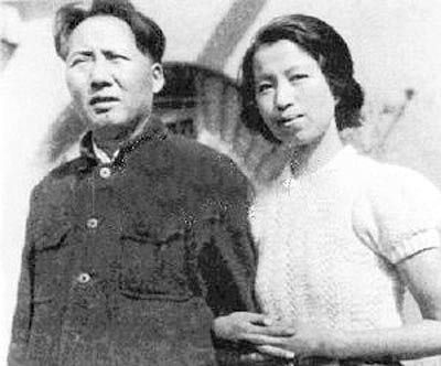 资料图：毛泽东与江青在延安