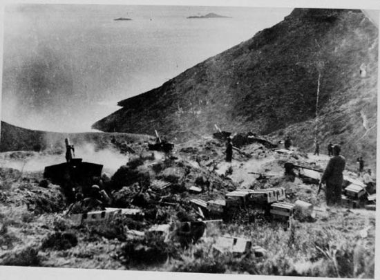 资料图：轰击一江山岛的我军炮兵阵地。