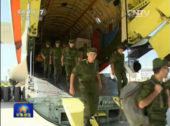 资料图：外国参演部队乘坐中国伊尔-76运输机抵达参演现场