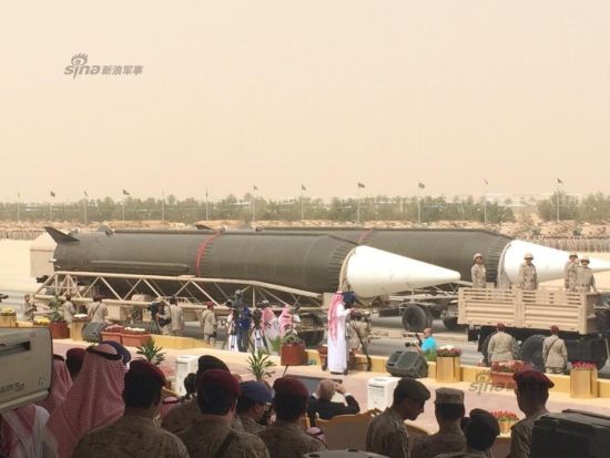 资料图：在4月29日(昨日)的沙特阅兵式上，该国向中国采购的东风-3中程弹道导弹近30年来首次公开展示。这也是中国最早出口的地地导。这批出口的弹道并非是一些简单小巧的战术火箭，而是一批东风三型中程弹道导弹。这在世界武器装备贸易史上也是一次绝无仅有的交易。