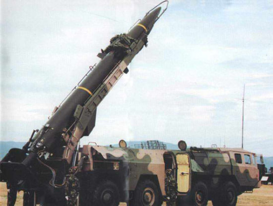 资料图：解放军二炮部队东风-11型战术导弹起竖