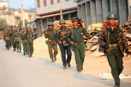 缅甸政府军在果敢首府老街巡逻