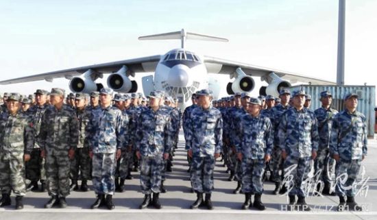 22日上午,我军参赛代表团在机场集结(解放军报记者 梁蓬飞摄)