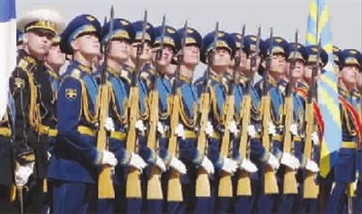 接受检阅的俄罗斯三军仪仗队