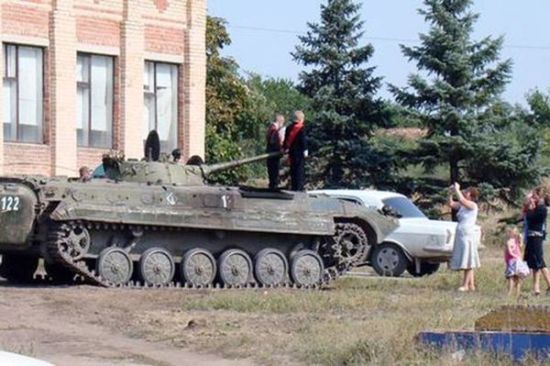 乌克兰男孩乘BMP-1步兵战车上学(图)|乌克兰|