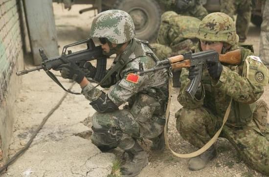 解放军驳自卫队援护中国维和部队:他们天天拔草
