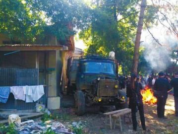 远征军遗骸安放处,大门被人开来汽车堵住。