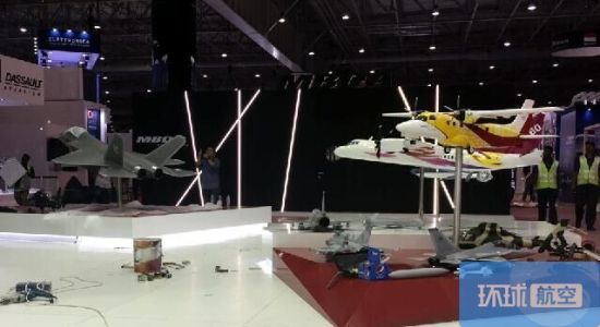 11月7日迪拜航展开幕前夕,正在搭建的中航工业展台可见多款飞机模型。