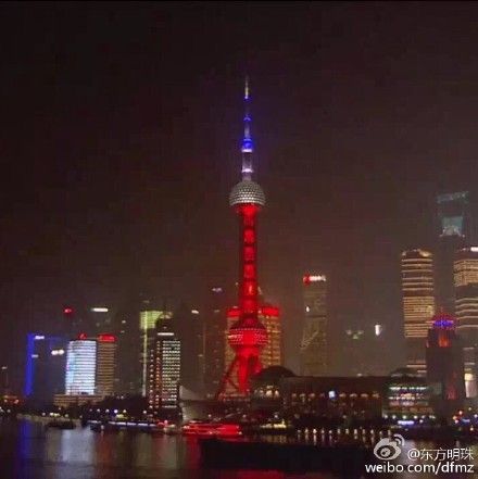 上海东方明珠亮起红、白、蓝三色灯，悼念巴黎恐怖袭击事件遇难者